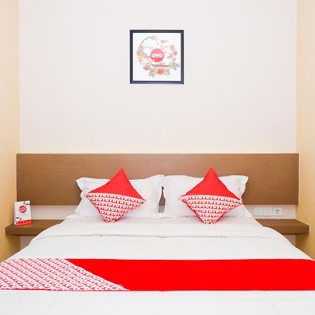 Hotel Oyo 379 Grand Mundu Semarang Esterno foto