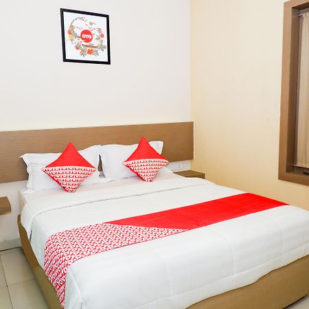 Hotel Oyo 379 Grand Mundu Semarang Esterno foto