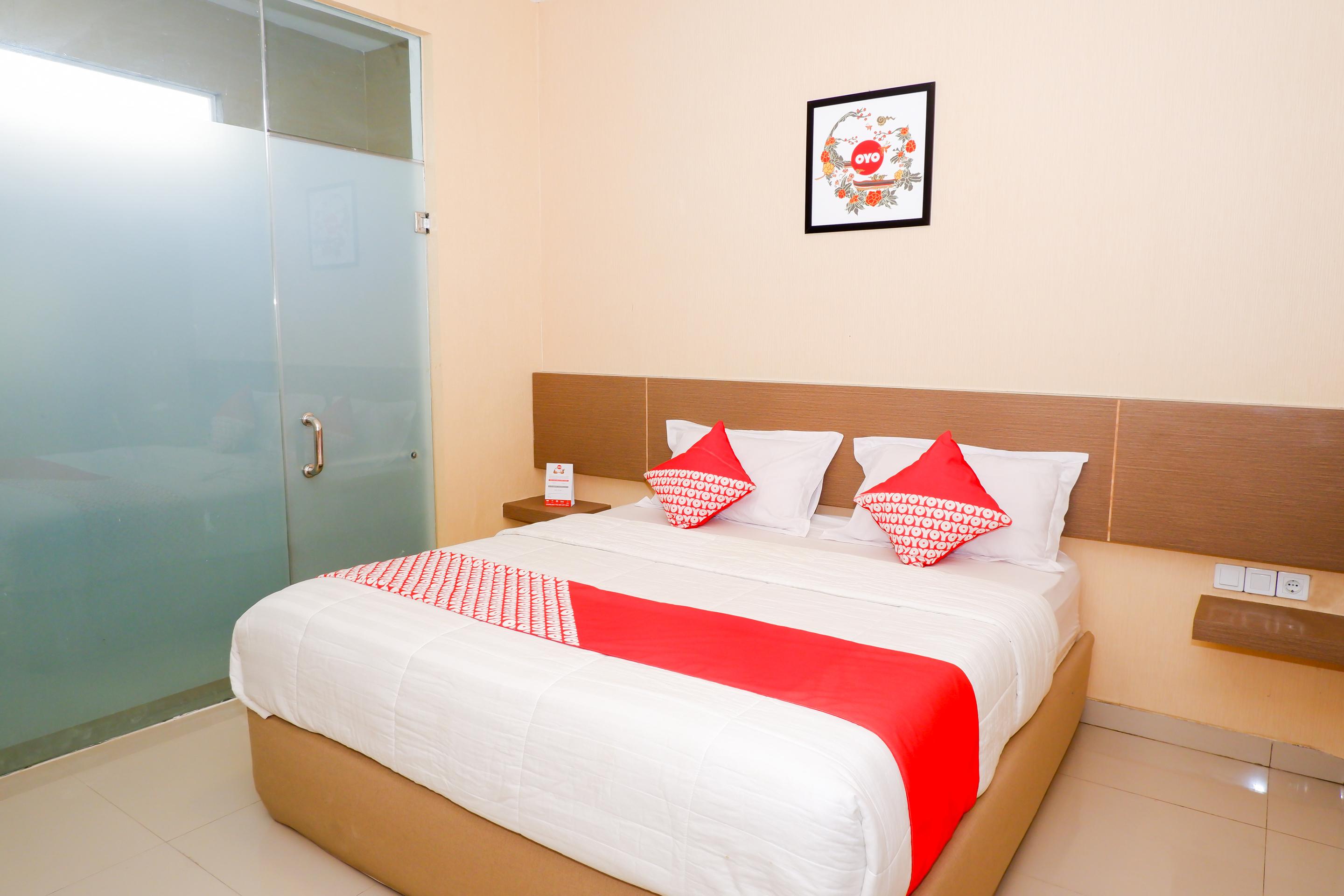 Hotel Oyo 379 Grand Mundu Semarang Esterno foto