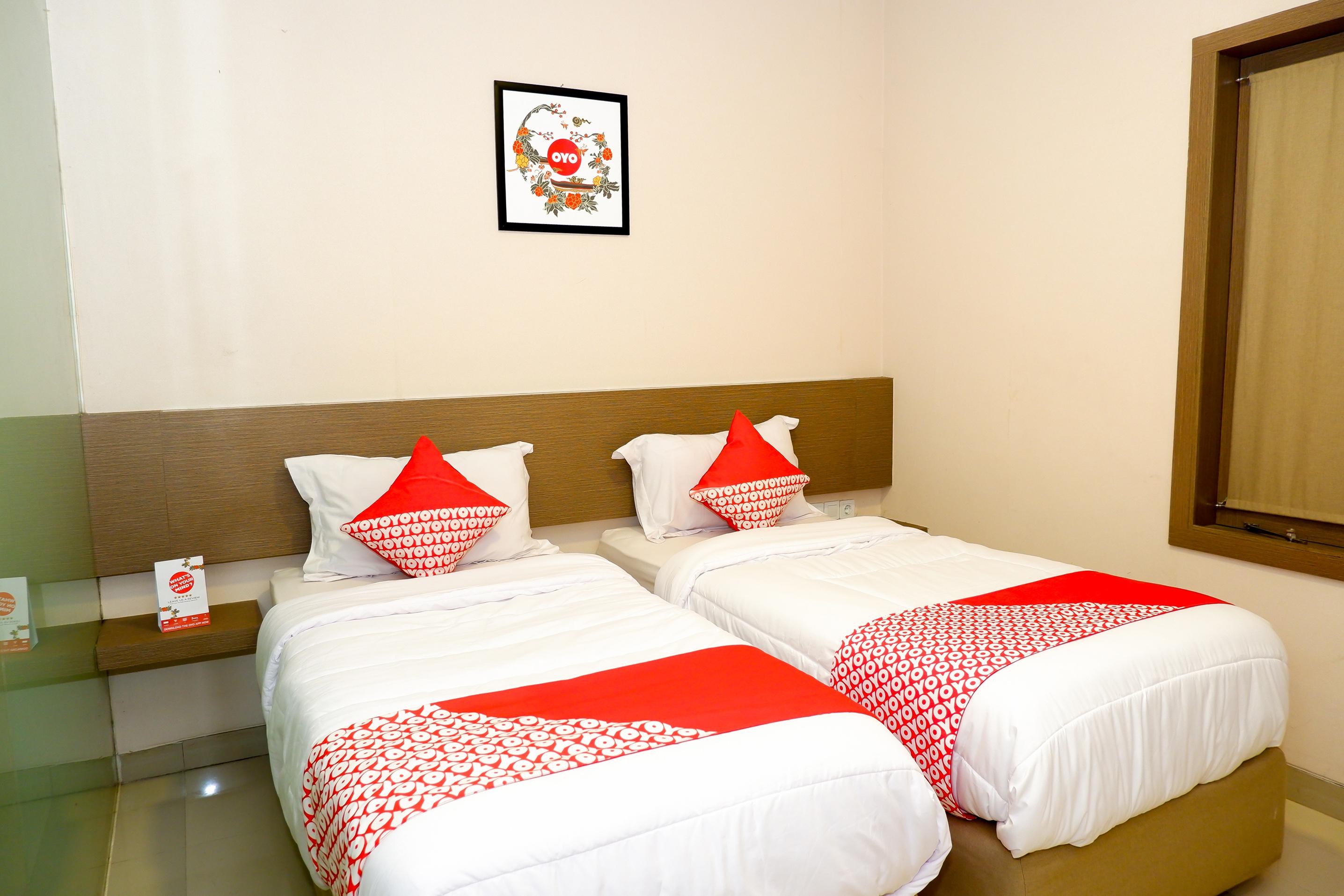 Hotel Oyo 379 Grand Mundu Semarang Esterno foto