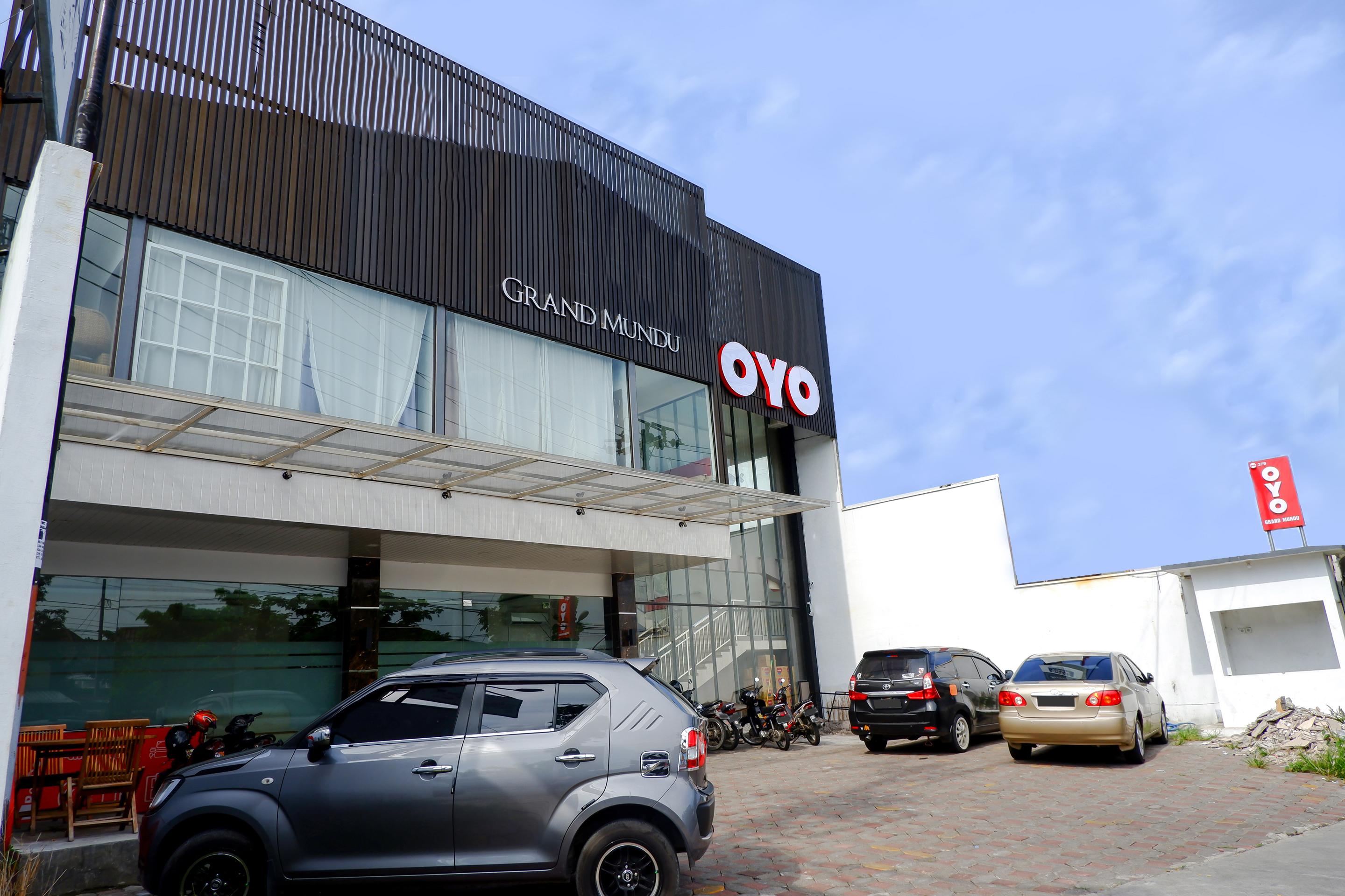 Hotel Oyo 379 Grand Mundu Semarang Esterno foto
