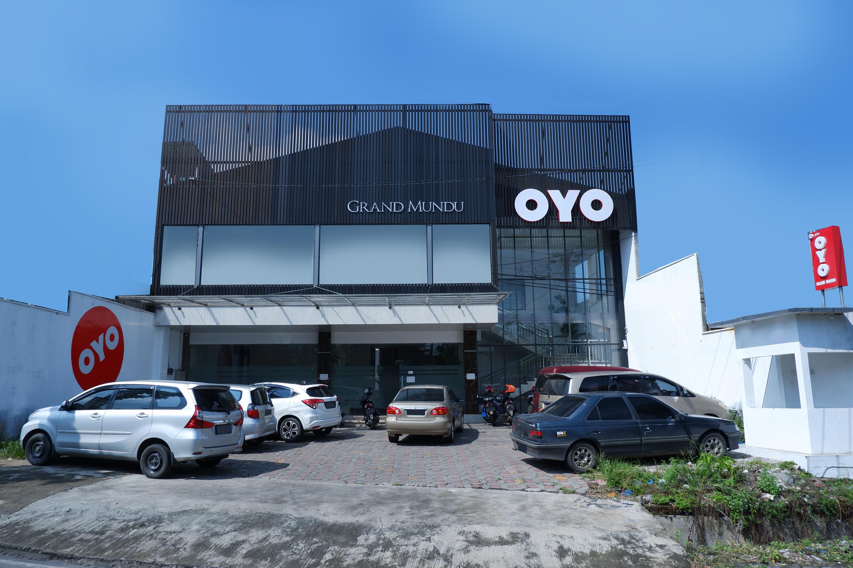 Hotel Oyo 379 Grand Mundu Semarang Esterno foto