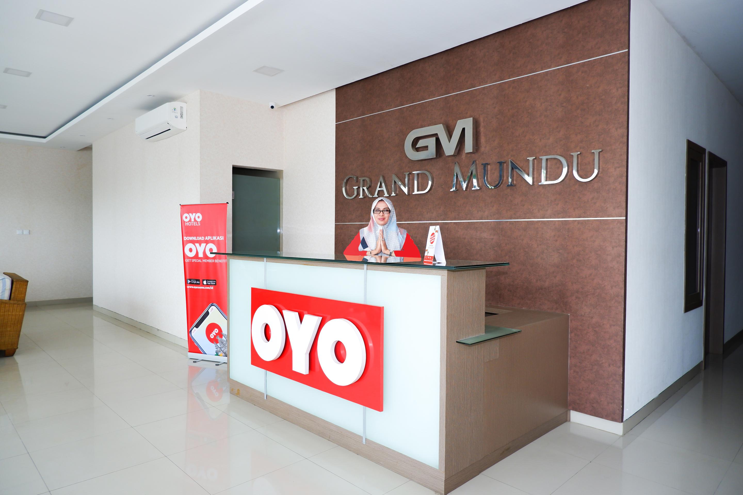 Hotel Oyo 379 Grand Mundu Semarang Esterno foto