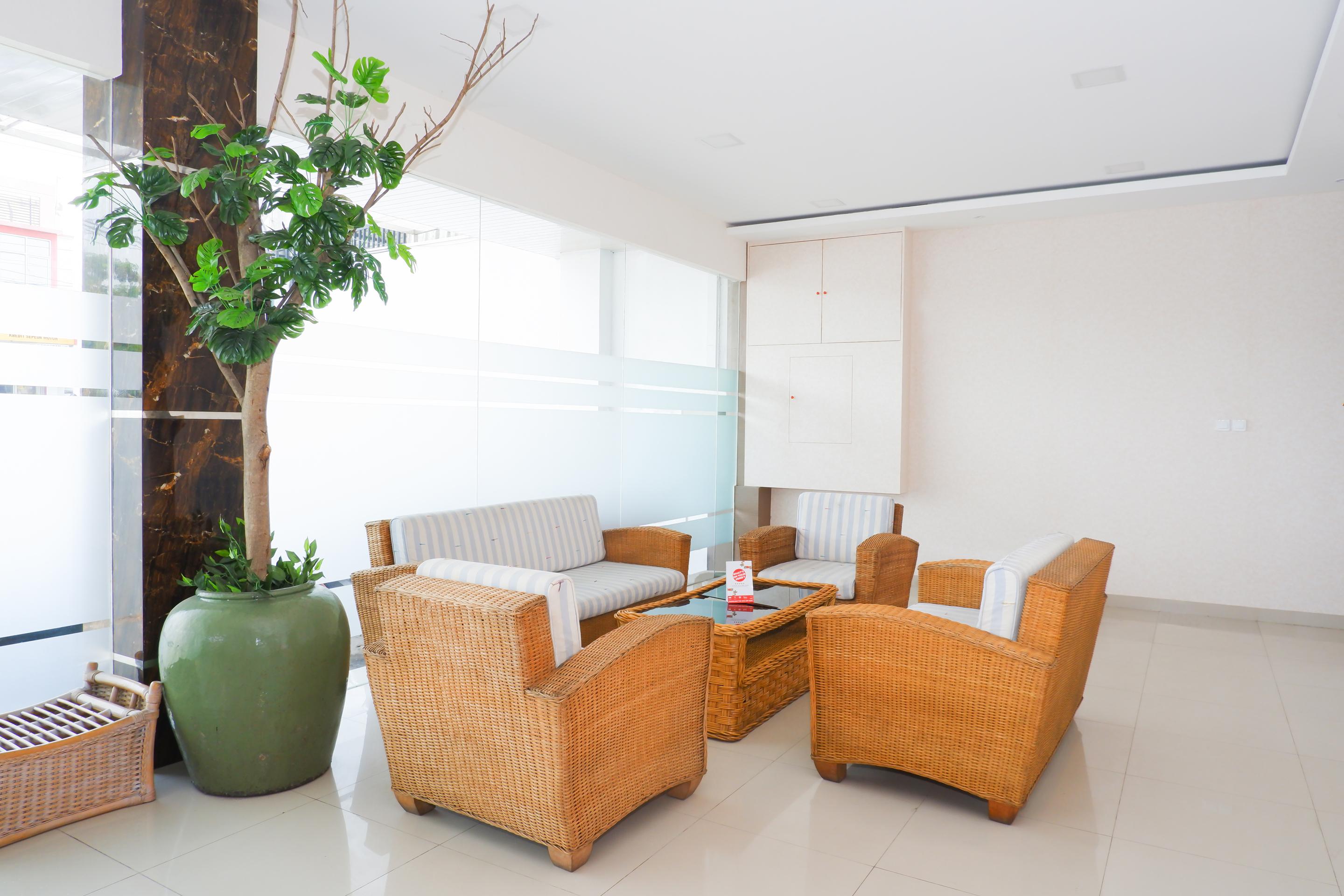 Hotel Oyo 379 Grand Mundu Semarang Esterno foto