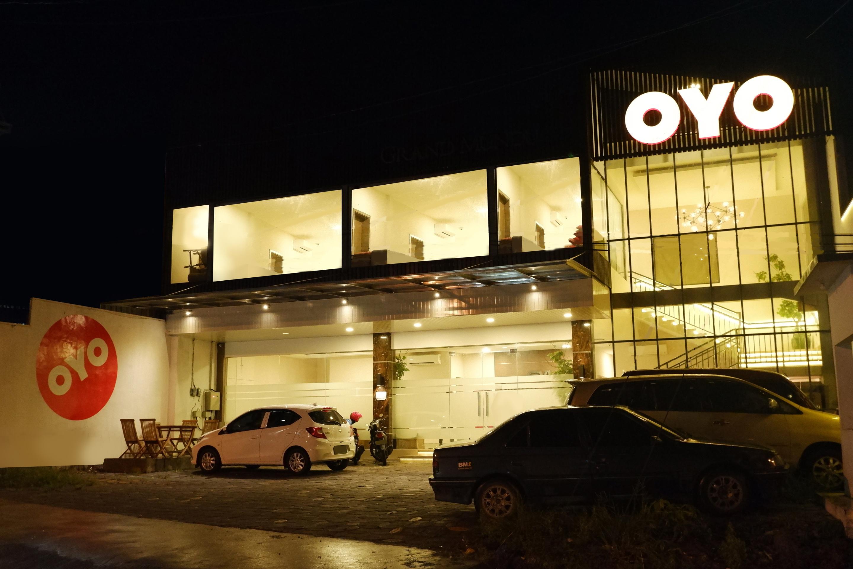 Hotel Oyo 379 Grand Mundu Semarang Esterno foto