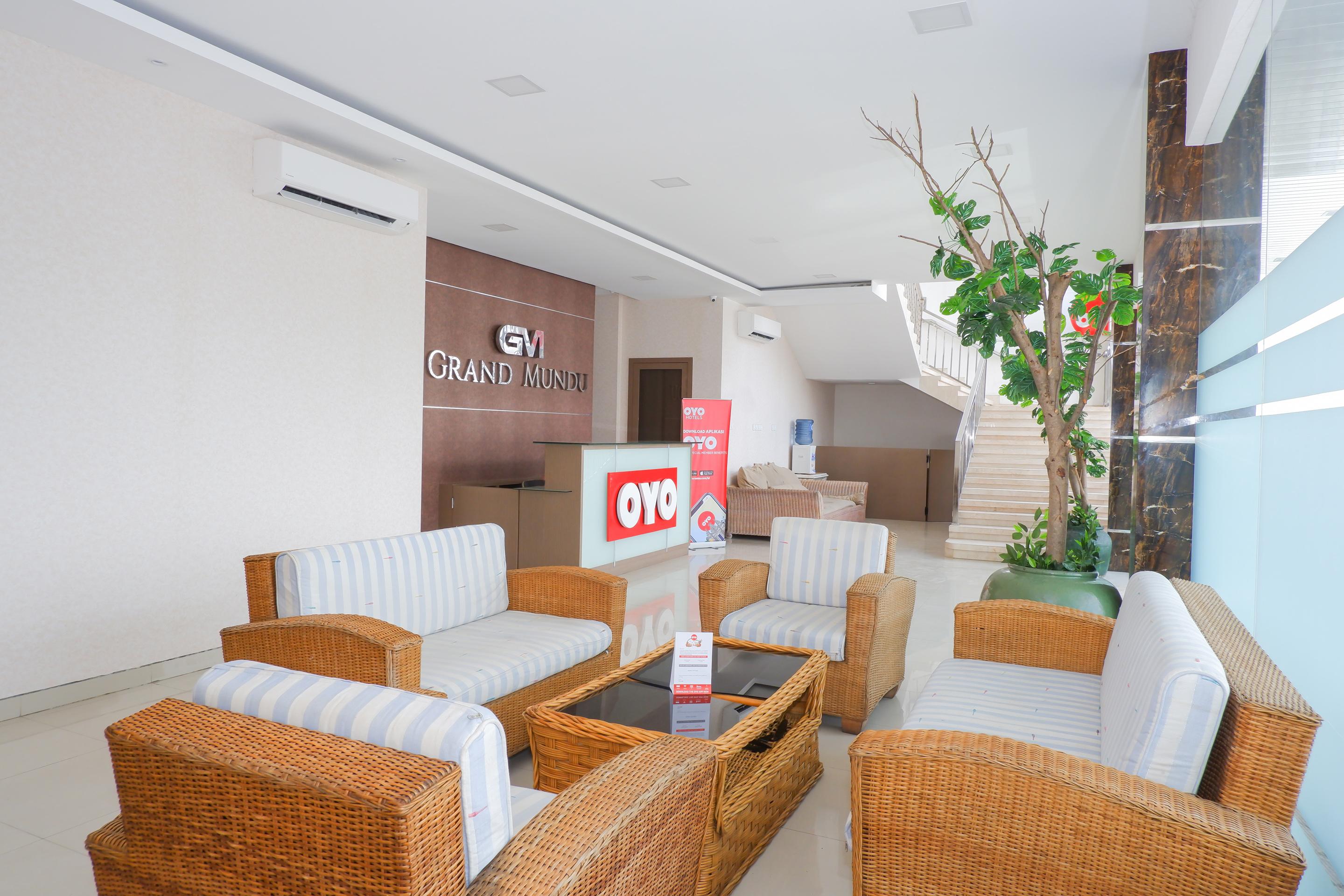 Hotel Oyo 379 Grand Mundu Semarang Esterno foto