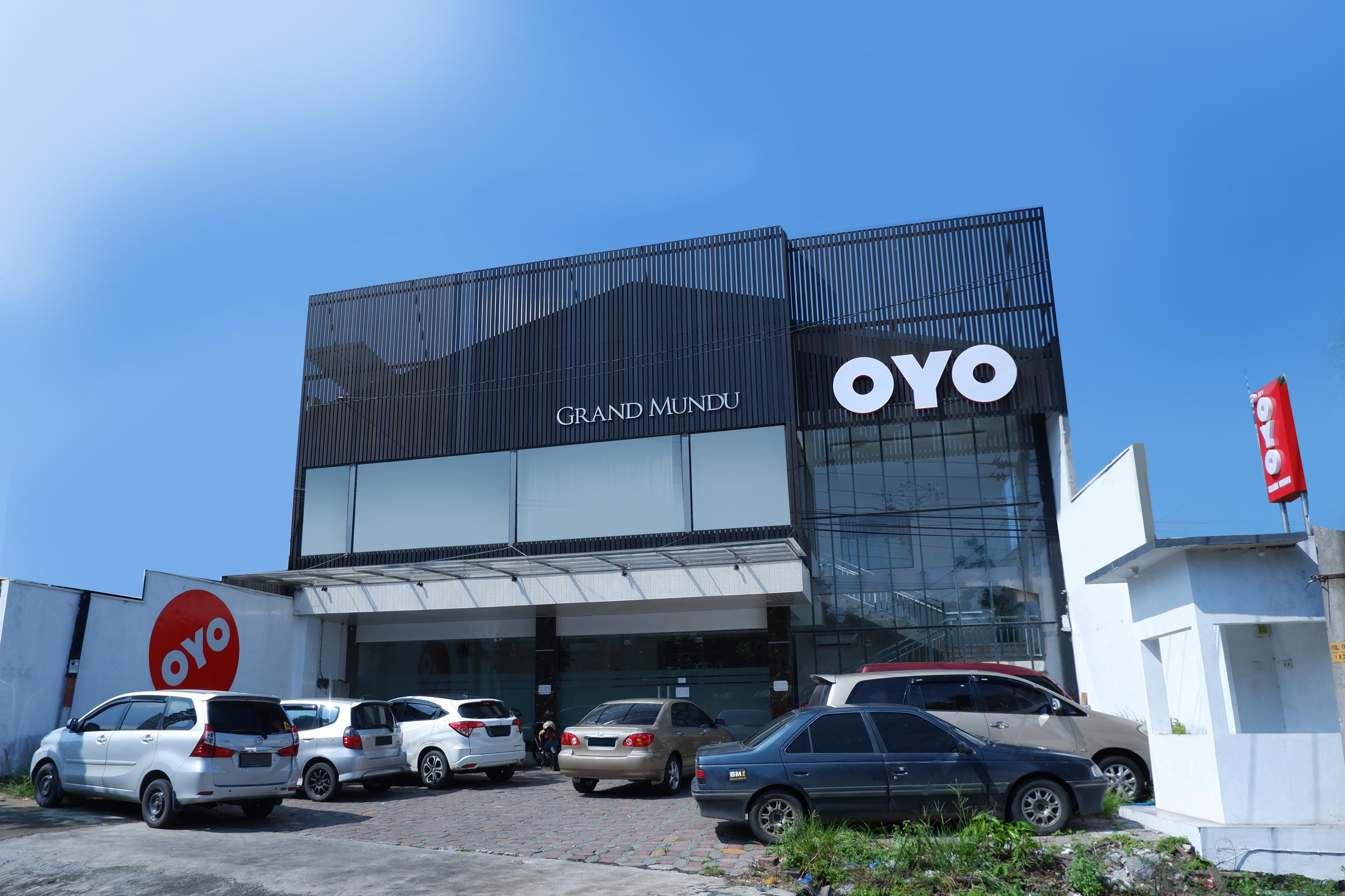 Hotel Oyo 379 Grand Mundu Semarang Esterno foto
