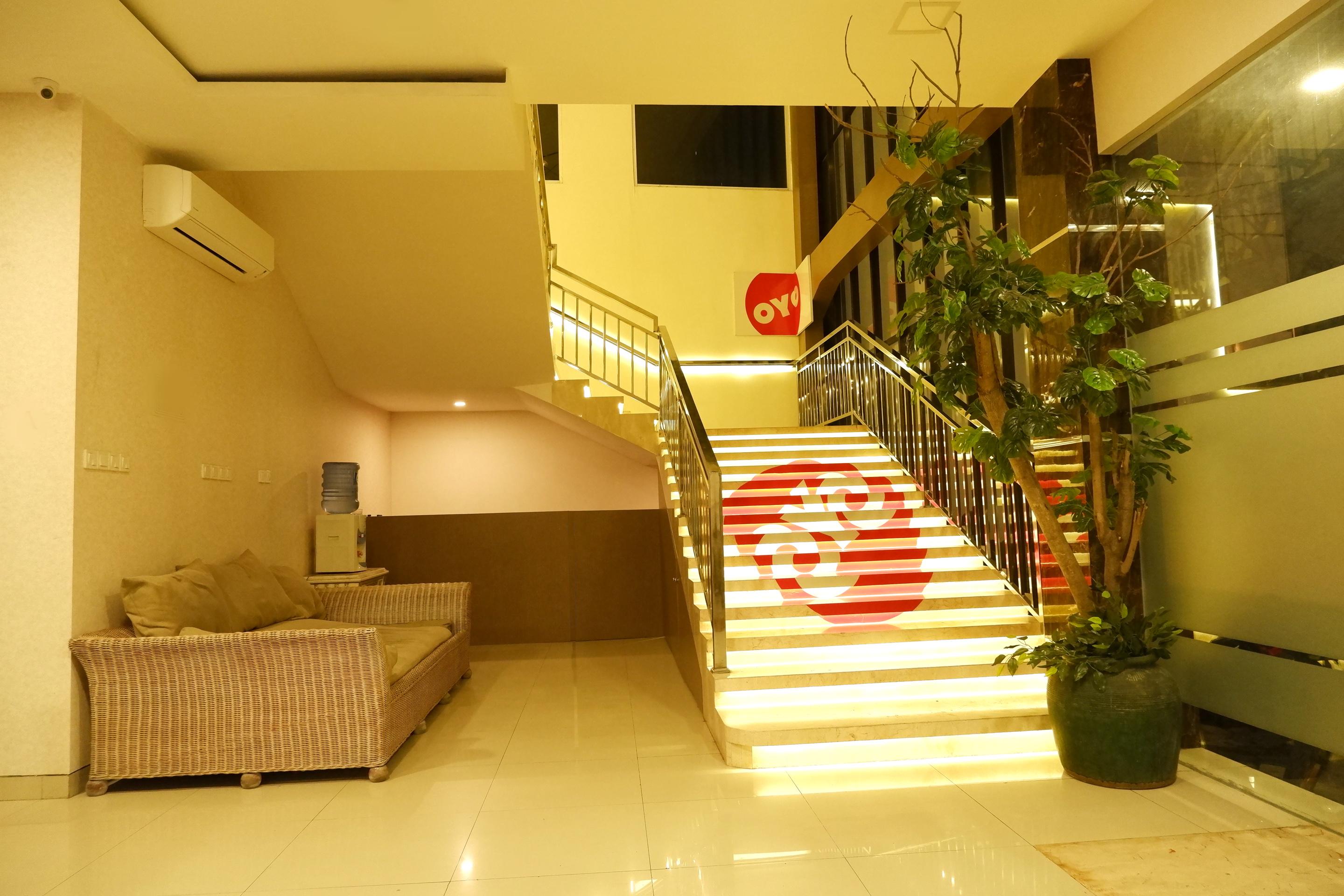 Hotel Oyo 379 Grand Mundu Semarang Esterno foto